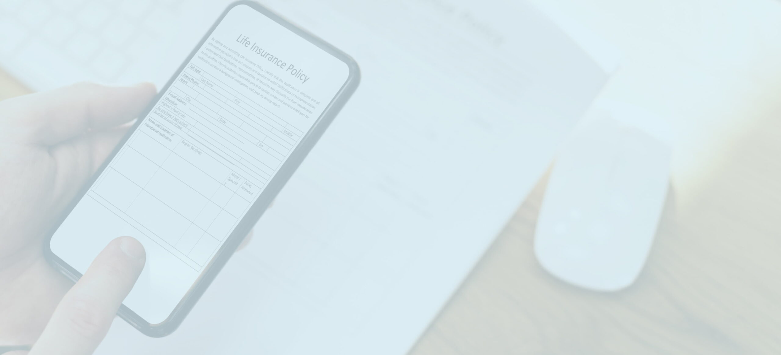 AI OCRの読み取り作業をする人